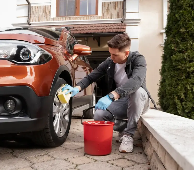 Lavage auto à domicile Boissy-lès-Perche : professionnel intervenant sur un véhicule